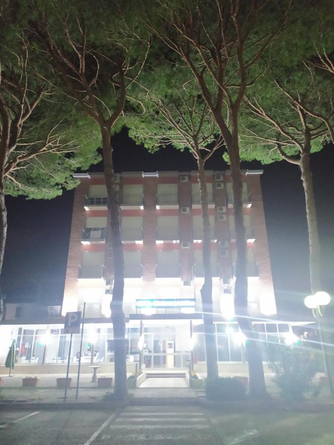 Hotel Madonna Del Pino Червія Екстер'єр фото
